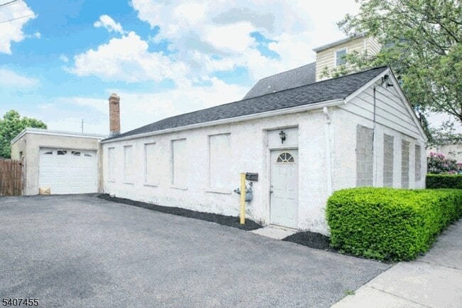 Building Photo - 84 Locust Ave