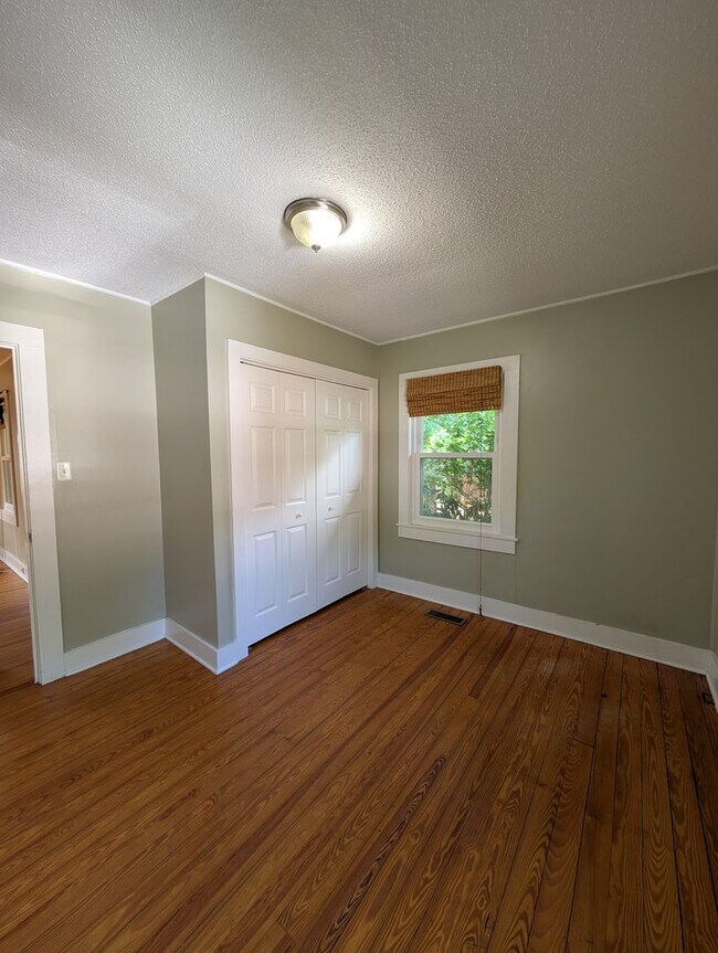 Building Photo - Swannanoa Bungalow!