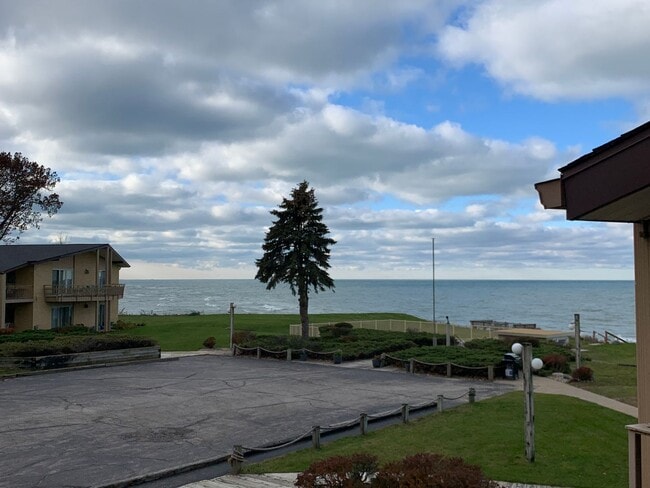 Building Photo - Two Bedroom Condo on Lake Michigan in Stev...
