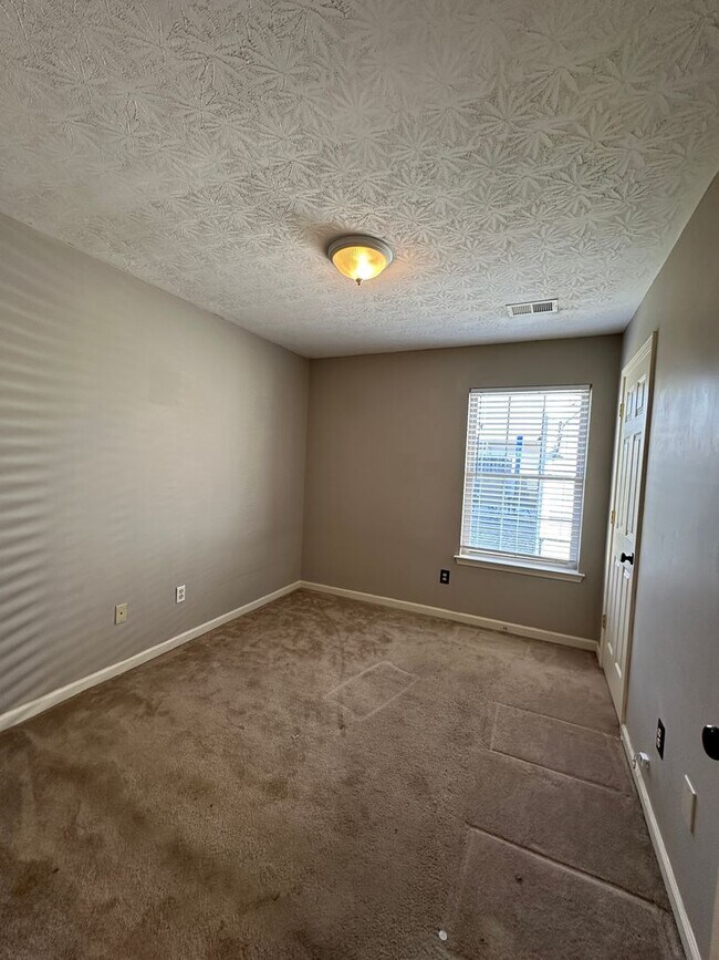 Building Photo - **COMING SOON!** Charming 3-Bedroom, 2-Bath Home in South Lexington! Attached Garage, W/D, Deck