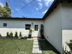 Building Photo - 925 W Maple Ave
