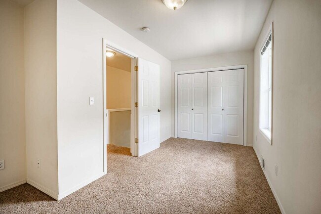 Building Photo - Sought-after 5-Bedroom Pet Friendly Home i...