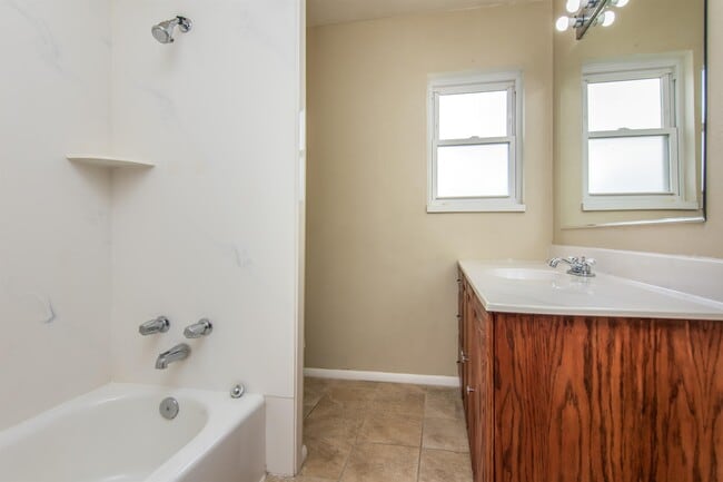 Building Photo - 1585 Rundquist Dr