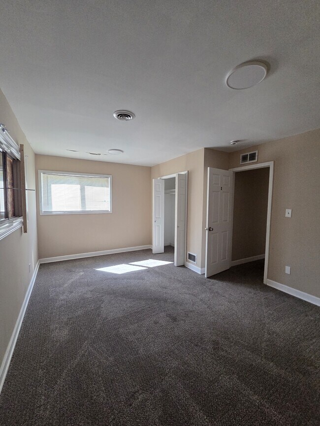 Building Photo - 16136 Log Cabin St