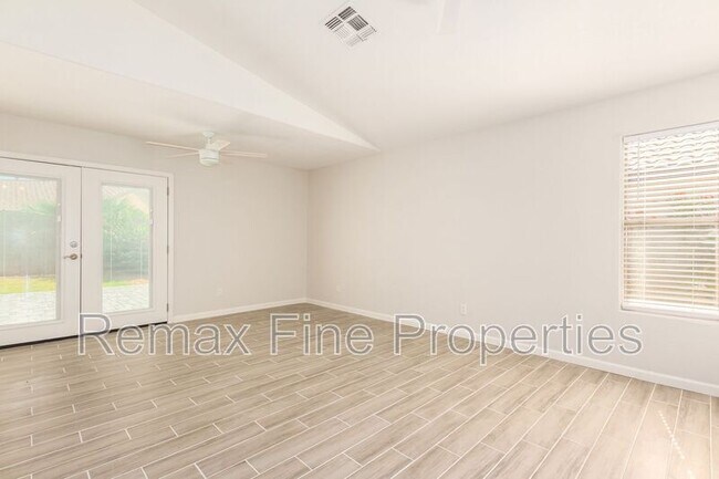 Building Photo - 1851 E Carla Vista Dr