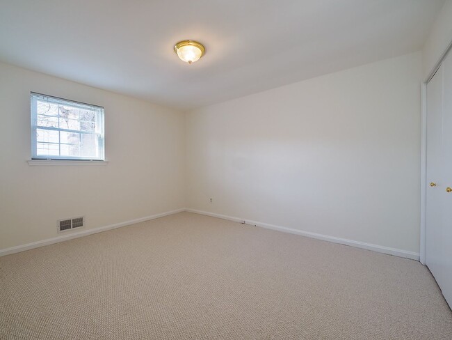 Building Photo - 2702 Navarre Dr