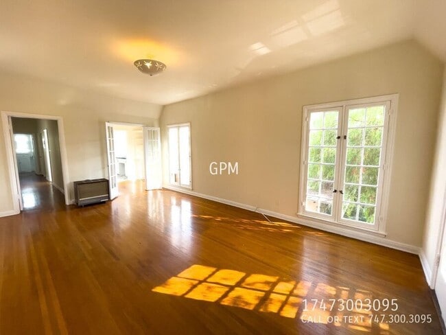 Building Photo - 5353 1/2 La Cresta Ct-