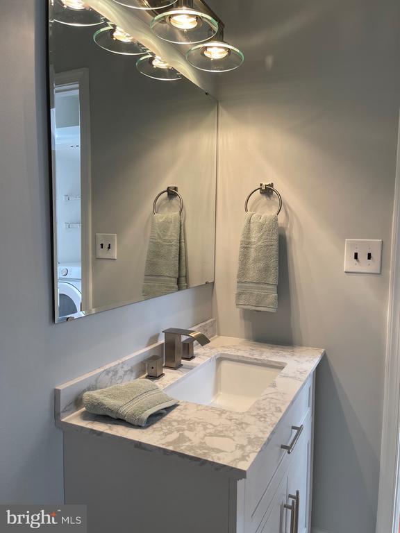 Building Photo - 1231 Linden Pl NE