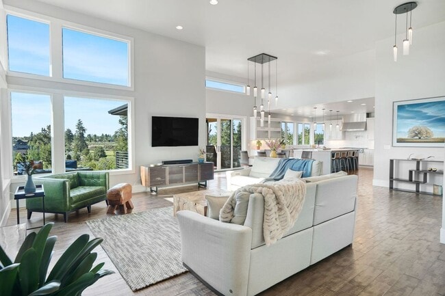 Building Photo - MOVE IN SPECIAL $1500 OFF FIRST MONTHS RENT / Beautiful home in the gated community of Tetherow