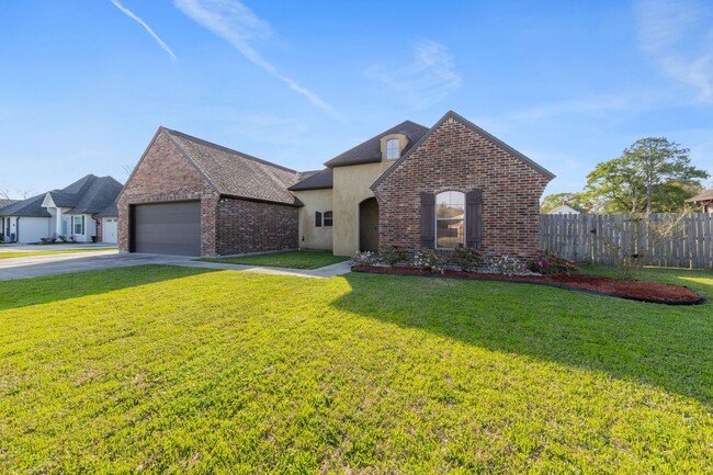 Building Photo - Welcome to Live Oak Circle!