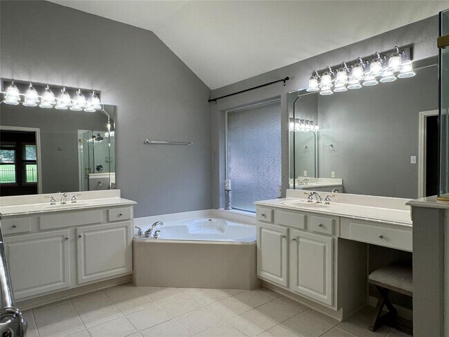 Building Photo - 5822 Pinellas Park Ct