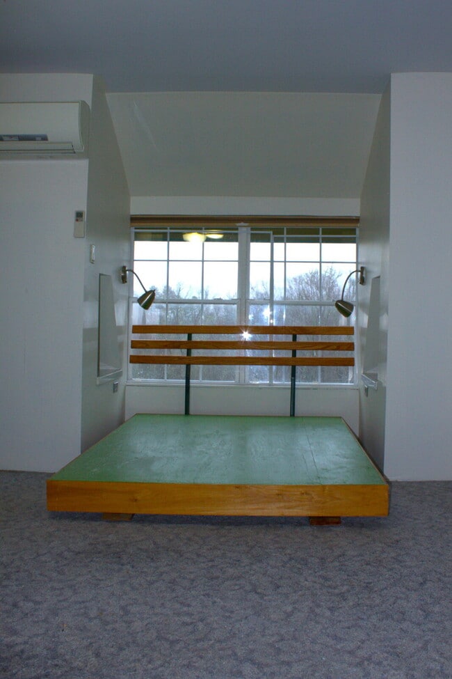 Building Photo - "Charming 2-Bed Retreat with Hardwood Elegance in Scenic Marshall, NC"