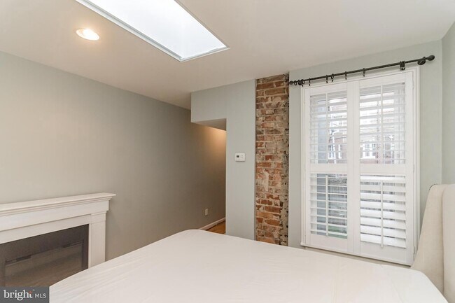 Building Photo - 2321 17th St NW