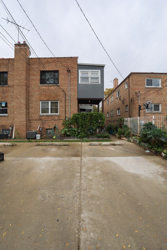 Building Photo - 2754 W Berwyn Ave