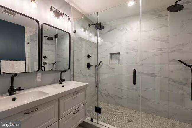 Building Photo - 2532 Annin St