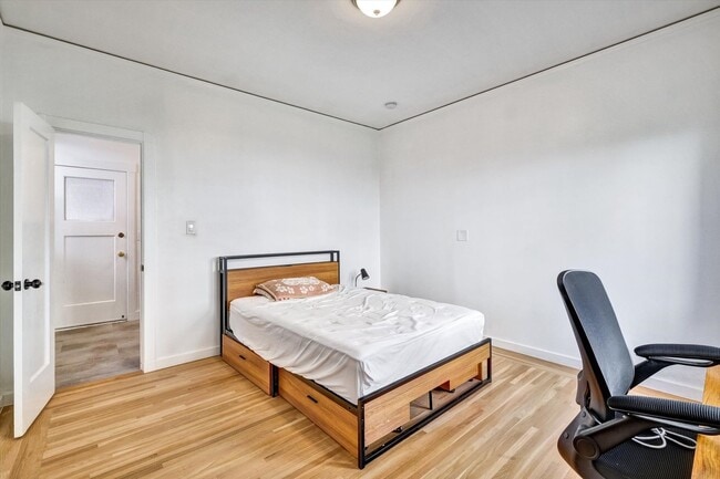 Building Photo - Private Furnished Bedroom in Shared Apartment