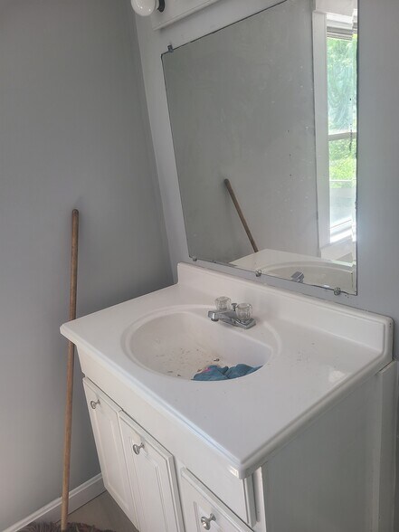 Building Photo - 52 Main St