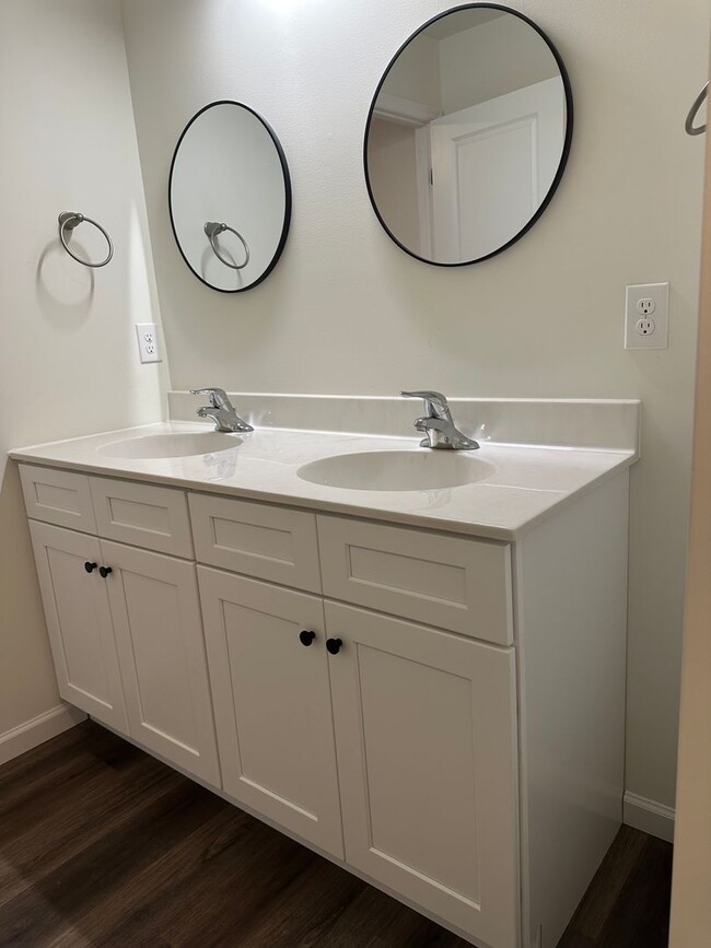 Building Photo - Beautiful Townhouse Available in York