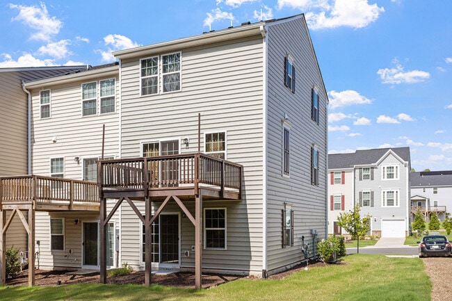 Building Photo - 915 Romeria Dr