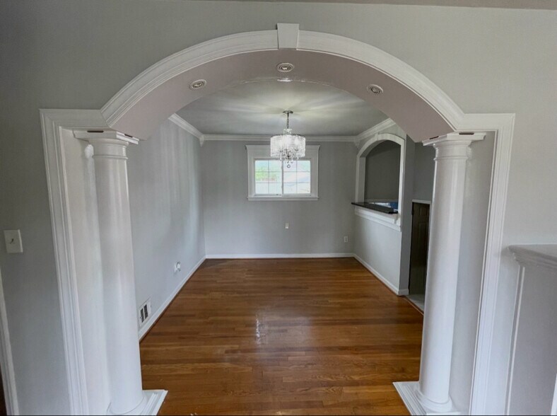 Building Photo - 1606 Parham Rd