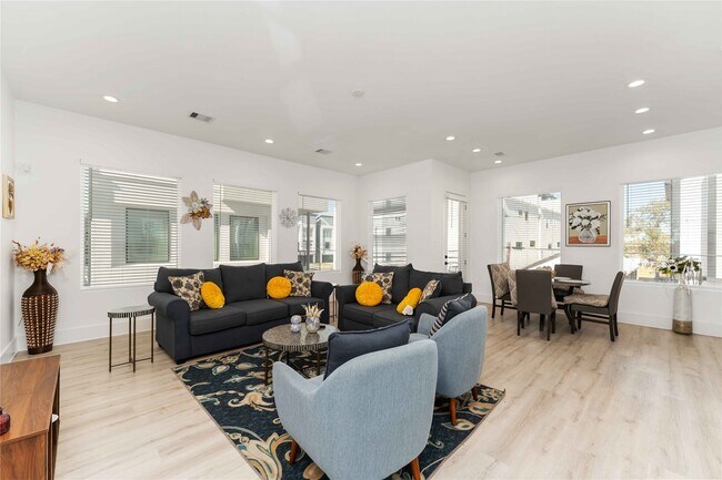 Building Photo - 3410 Baer St