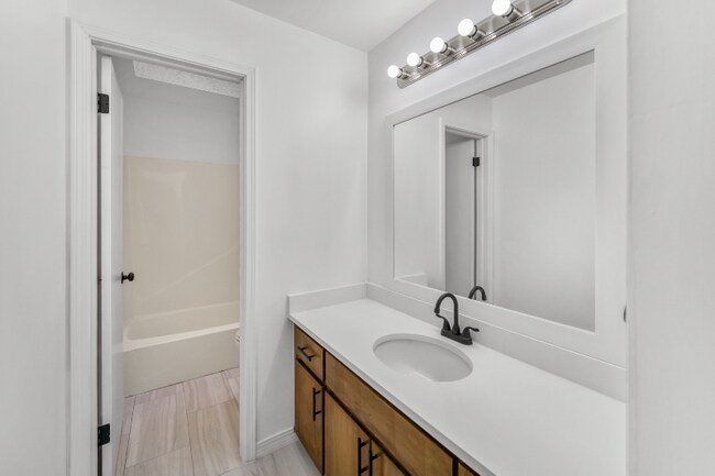 Building Photo - 1304 Magnolia Cir E