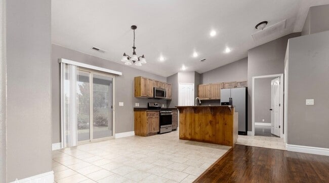 Building Photo - 357 W 225 S