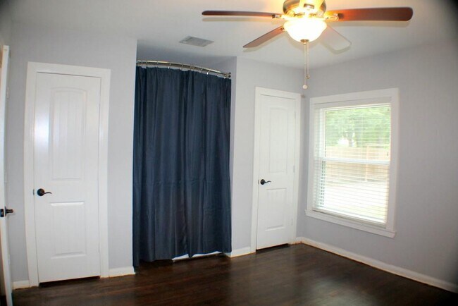 Building Photo - 8241 Glenview Dr