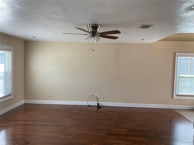 Building Photo - 2220 Heathwood Cir