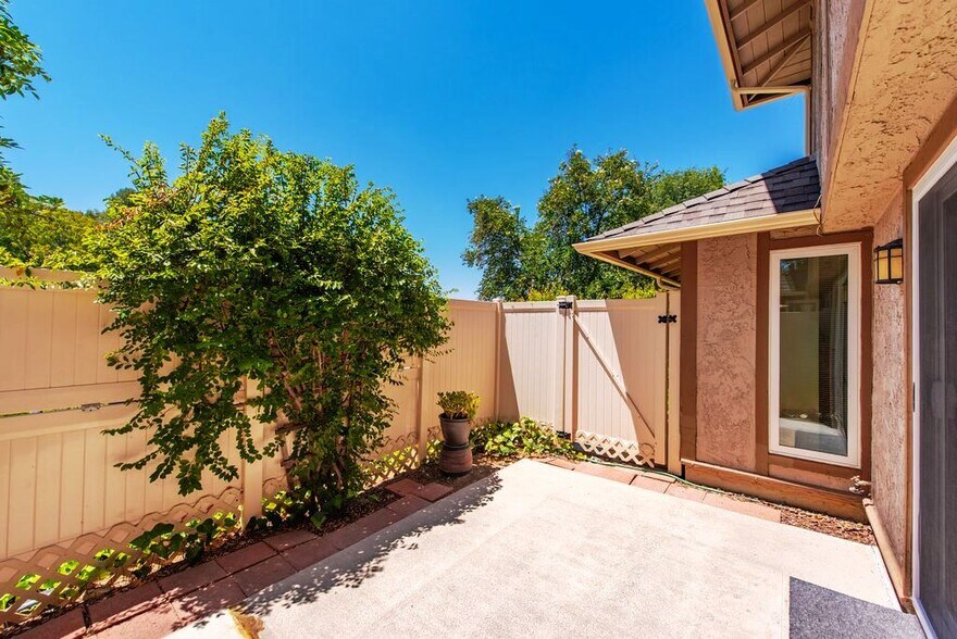 Building Photo - 28832 Conejo View Dr
