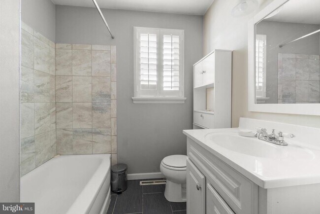 Building Photo - 8 Adams Ave