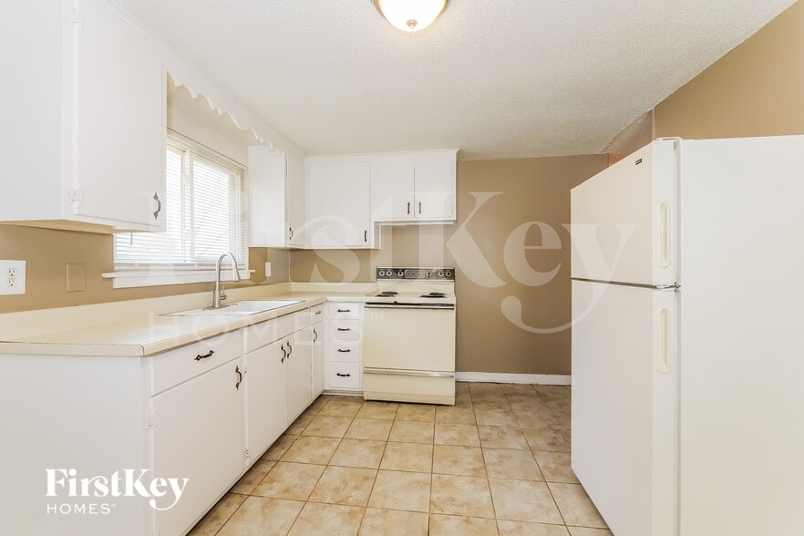 Building Photo - 5042 N Bellaire Ave