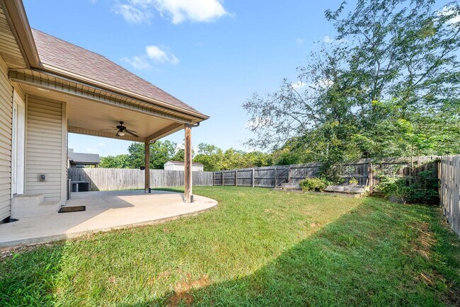Building Photo - Pet Friendly Three Bedroom with Bonus in R...