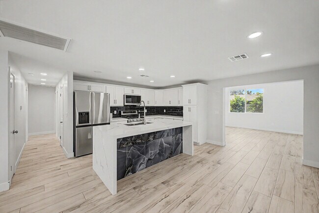 Building Photo - 3701 E Ludlow Dr