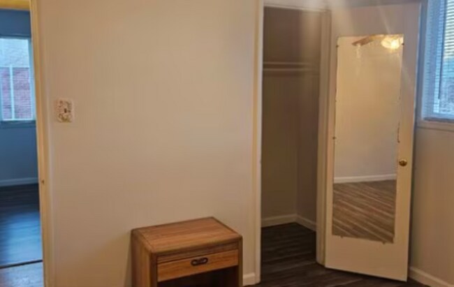 Building Photo - 3 Bed · 2 Bath · Huge Yard · Great Central Location!