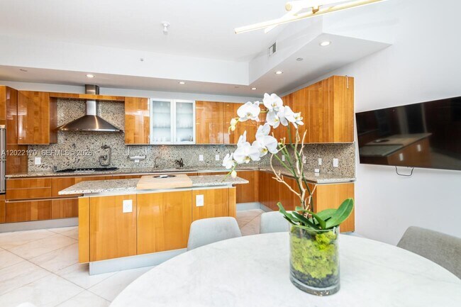 Building Photo - 16051 Collins Ave