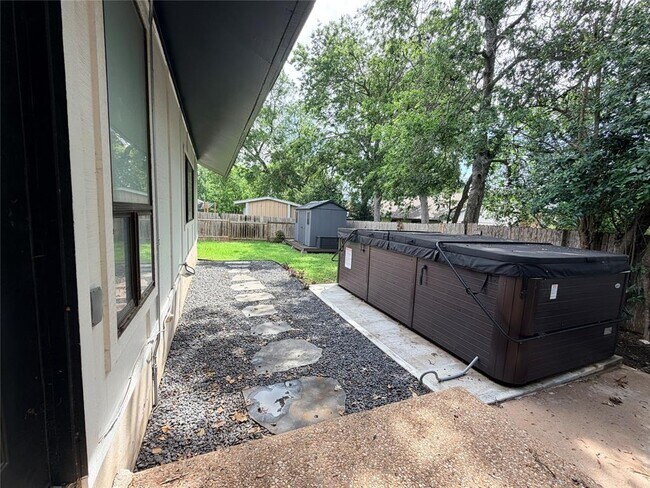 Building Photo - 115 Spanish Oak Cir