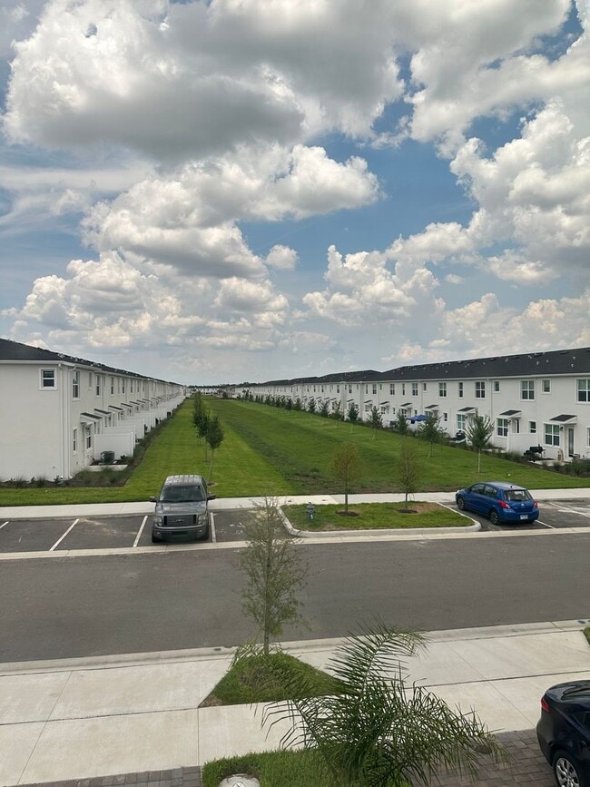 Building Photo - Champions Pointe 3 bed 2.5 bath Town home ...
