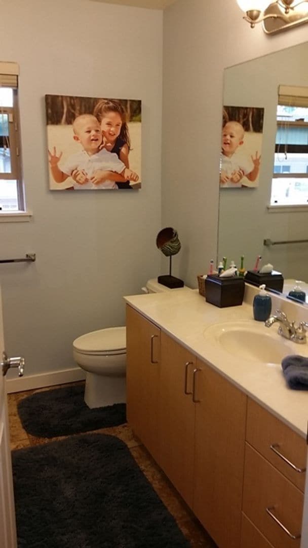 Building Photo - Solar Electric! Exquisite Executive home, beautifully upgraded, pet friendly, and more!