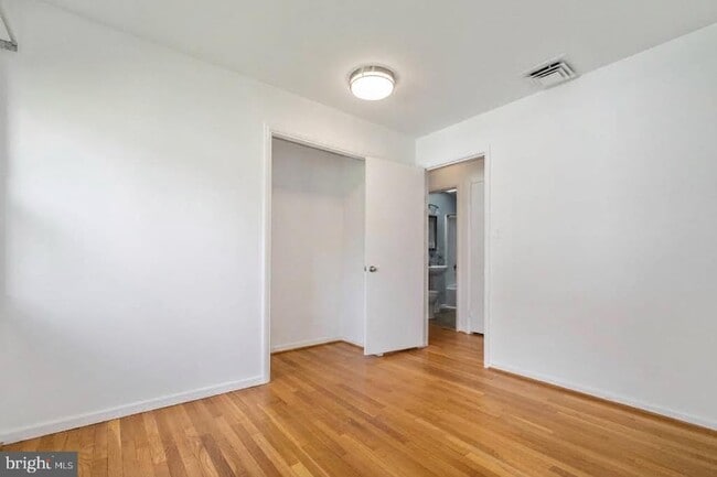 Building Photo - 102 Greenmeadow Dr