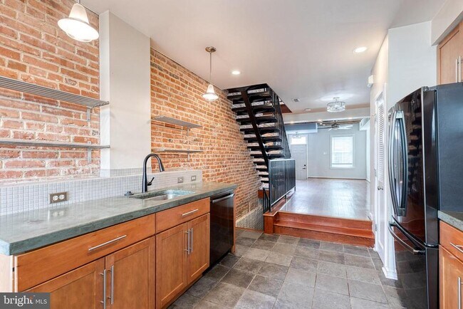 Building Photo - 112 N Streeper St