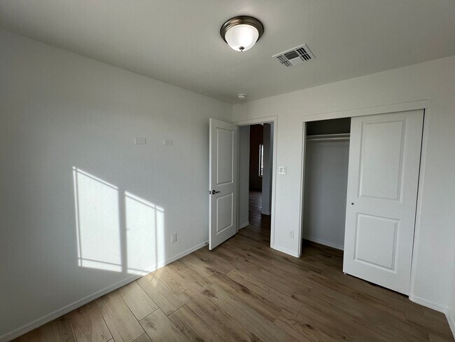 Building Photo - NEWER 3 BEDROOM HOME!