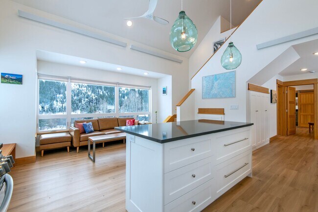 Building Photo - Seasonal Rental 11/1/25 - 5/30/26 Modern F...