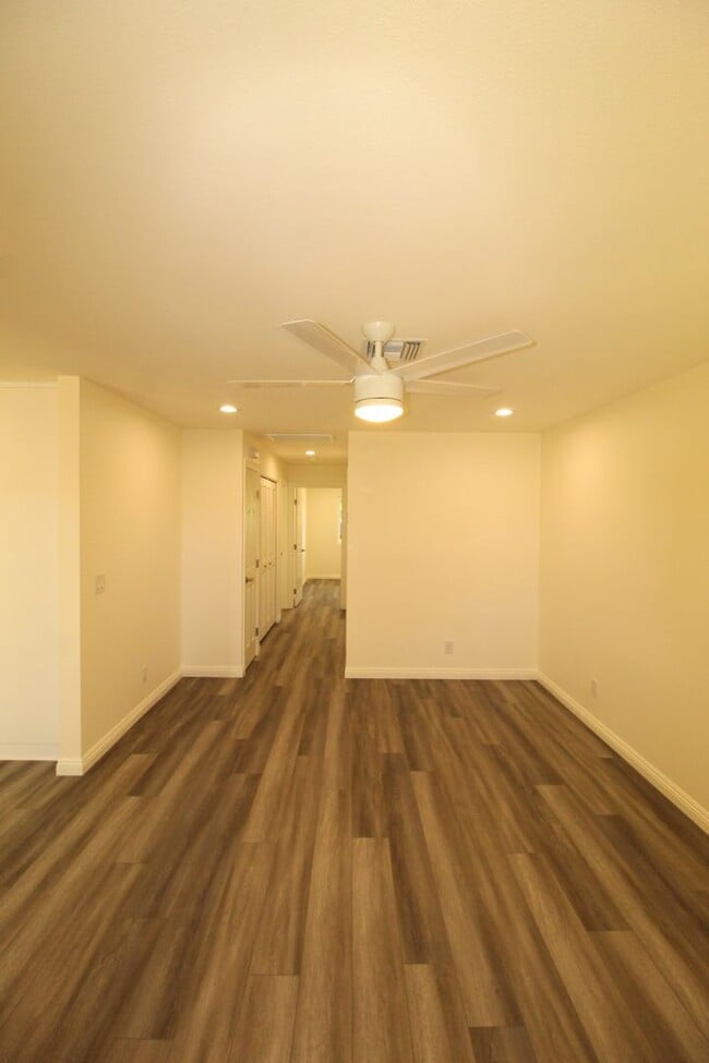 Building Photo - Remodeled 2+1 Upstairs Parkside Condo