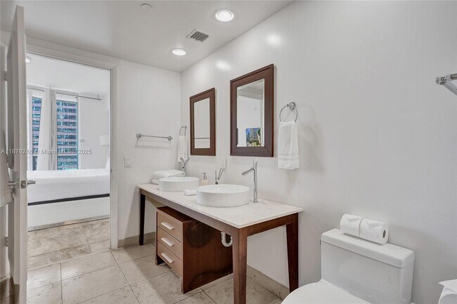 Building Photo - 485 Brickell Ave