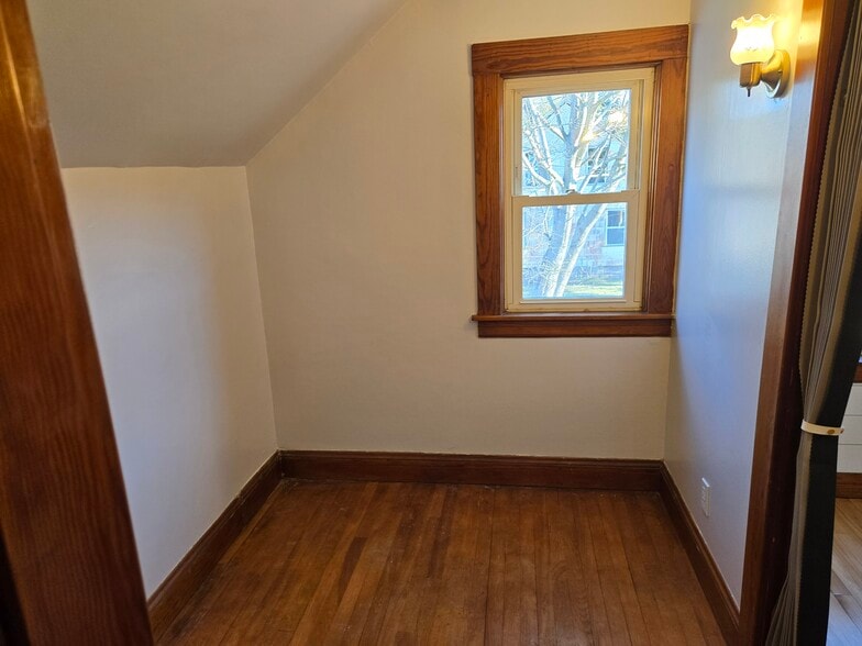 Building Photo - 521 Riverside Dr