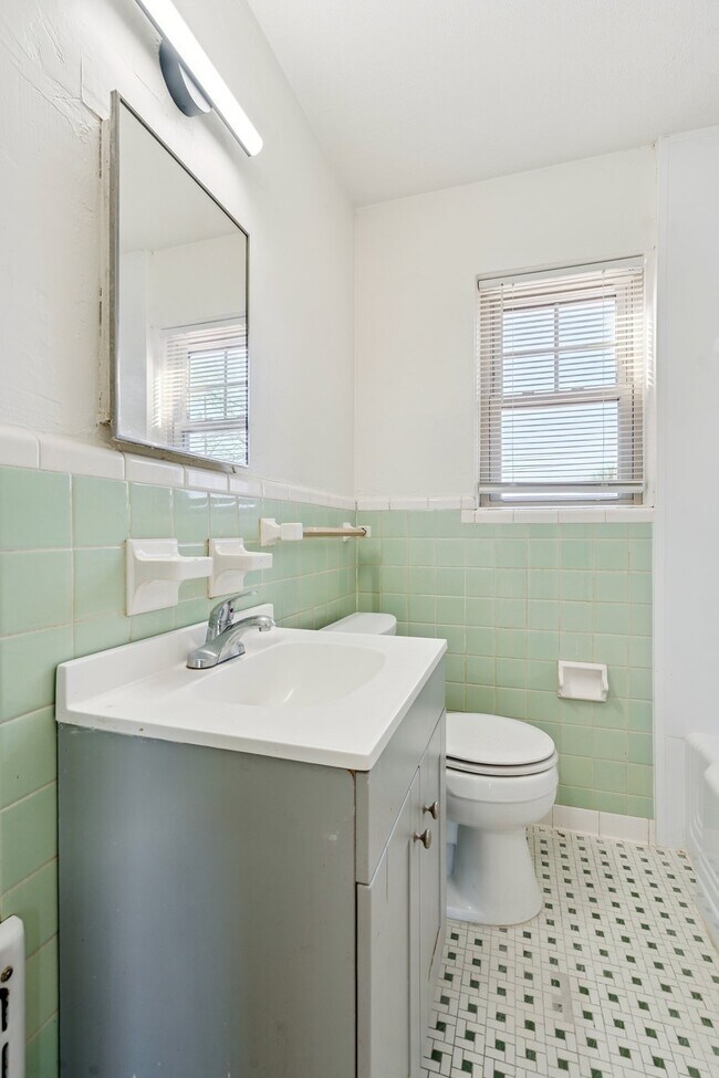 Building Photo - 1412 NE 38th St