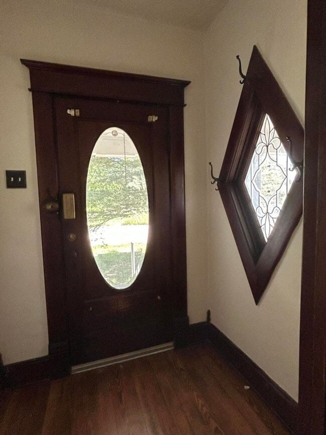 Building Photo - Large Victorian home in Aurora