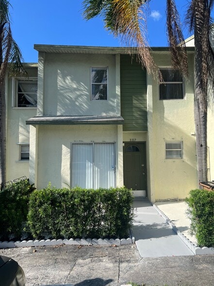 Building Photo - 887 Crystal Lake Dr