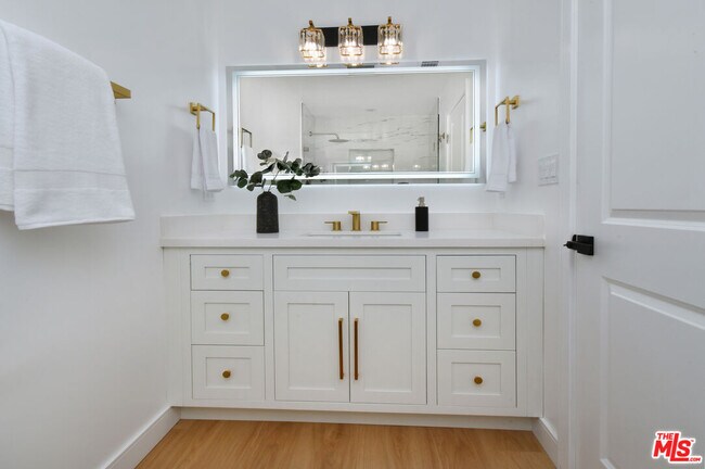 Building Photo - 26065 Farmfield Rd